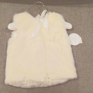 White baby girls faux fur sleeveless coat